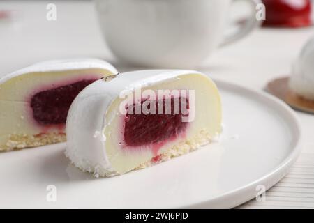 Prog Saint Valentin. Morceaux de délicieux gâteau servi sur la table blanche, gros plan Banque D'Images