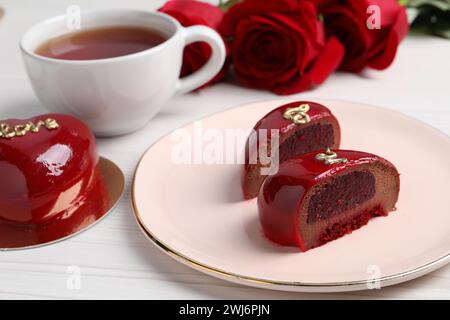 Prog Saint Valentin. Morceaux de délicieux gâteau servi sur la table blanche, gros plan Banque D'Images