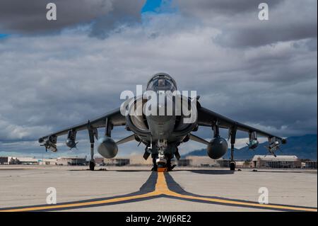 Un AV-8B Harrier affecté au Marine Attack Squadron 223, Marine corps Air Station Cherry point, Caroline du Nord, se prépare à lancer une mission, duri Banque D'Images