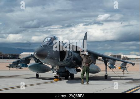 Un capitaine d'avion affecté au Marine Attack Squadron 223, Marine corps Air Station Cherry point, Caroline du Nord, se prépare à lancer un AV-8B Harrier for Banque D'Images