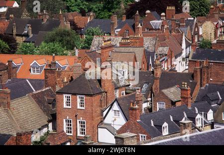 Royaume-Uni, Lincolnshire, Lincoln, toits et pots de cheminée au-dessus de la ville. Banque D'Images