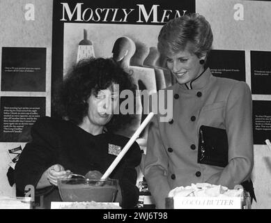 Photo datée du 3/12/1986 de la fondatrice de Body Shop, Anita Roddick, fait une démonstration pour Diana, Princesse de Galles, lors de l'ouverture d'un nouveau siège social à Littlehampton, Sussex. The Body Shop a embauché des administrateurs, mettant en péril des milliers d'emplois dans la chaîne des cosmétiques. Le détaillant, qui gère plus de 200 magasins à travers le Royaume-Uni, a nommé des experts en insolvabilité de FRP Advisory pour superviser le processus. Date d'émission : mercredi 3 décembre 1986. Banque D'Images