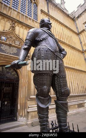 Royaume-Uni, Oxfordshire, Oxford, statue de Wiliam Herbert à la bibliothèque Bodleian. Banque D'Images