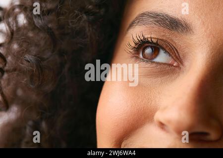 Gros plan Studio Portrait montrant Eye of Smiling Natural Woman Banque D'Images