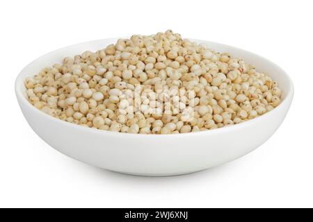 Graines de sorgho dans un bol en céramique isolé sur fond blanc avec pleine profondeur de champ. Banque D'Images