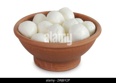 Mini boules de mozzarella dans un bol en céramique isolé sur fond blanc avec pleine profondeur de champ. Banque D'Images