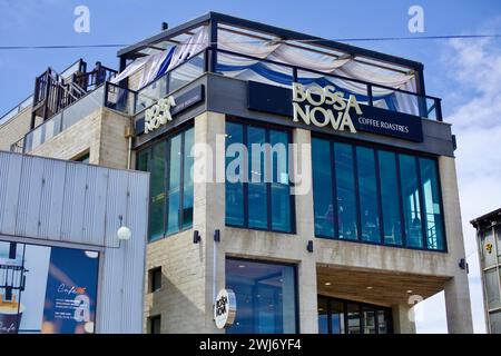 Gangneung City, Corée du Sud - 29 juillet 2019 : Bossa Nova Coffee Roasteries orne la rue Gangneung Coffee Street avec son bâtiment moderne de deux étages, grand PA Banque D'Images
