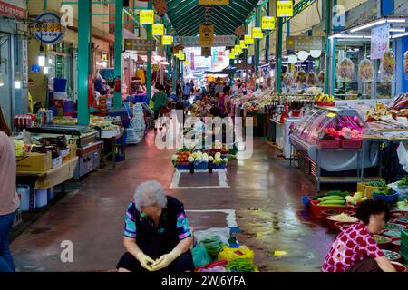 Ville de Gangneung, Corée du Sud - 29 juillet 2019 : L'atmosphère animée du marché de Gangneung Jungang, avec les travailleurs triant diligemment les produits sur le co Banque D'Images