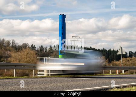 LKW-Mauterfassungsstelle auf Landstraße B8 BEI Selters 13.02.24, Selters : Symbolfoto, Illustrationsbild, Symbolbild, Illustrationsfoto LKW-Mauterfassungsstelle auf Landstraße B8 BEI Selters Ein Bild zeigt eine blaue Stehle zur Erfassung der LKW-Maut auf der Landstraße B8 BEI Selters. Autos fahren an der Mautstelle vorbei, die aufgrund ihrer Erscheinung häufig mit einem festen Blitzer zur Geschwindigkeitsüberwachung verwechselt wird. Die Szene vermittelt einen Einblick in die alltägliche Verkehrssituation und die technischen Einrichtungen zur Mauterfassung auf deutschen Straßen Selters Hessen G Banque D'Images