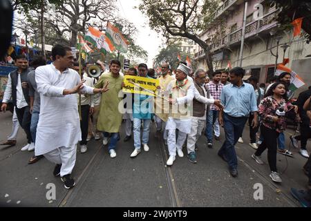 Le Congrès national indien organise une marche de protestation de la place Subodh Mullick au quartier général de la police de Kolkata à Lalbazar, condamnant les prétendus troubles et les viols de femmes signalés à Sandeshkhali, Sundarbans, ainsi que les échecs perçus des administrations policières. Le parti exige avec véhémence l'arrestation de Shaik Shajahan, un dirigeant local du Congrès Trinamool, et d'autres membres du TMC impliqués dans les incidents. Alors que les échos de la dissidence résonnent dans les rues, les manifestants soulignent la nécessité immédiate de justice et de rendre des comptes. Le rassemblement souligne le dévouement inébranlable du Congrès à Safe Banque D'Images