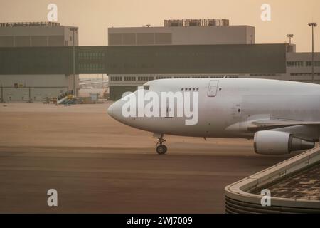 Fuselage d'avion cargo à deux étages sans fenêtres circulant le long du tablier jusqu'au terminal cargo. Banque D'Images