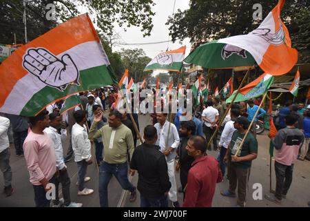 Le Congrès national indien organise une marche de protestation de la place Subodh Mullick au quartier général de la police de Kolkata à Lalbazar, condamnant les prétendus troubles et les viols de femmes signalés à Sandeshkhali, Sundarbans, ainsi que les échecs perçus des administrations policières. Le parti exige avec véhémence l'arrestation de Shaik Shajahan, un dirigeant local du Congrès Trinamool, et d'autres membres du TMC impliqués dans les incidents. Alors que les échos de la dissidence résonnent dans les rues, les manifestants soulignent la nécessité immédiate de justice et de rendre des comptes. Le rassemblement souligne le dévouement inébranlable du Congrès à Safe Banque D'Images