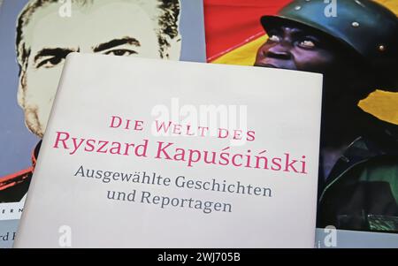 Viersen, Allemagne - 9 mai. 2023 : Collection de livres de l'auteur journaliste polonais Ryszard Kapuscinski, un autre jour de vie et Shah des shahs Banque D'Images