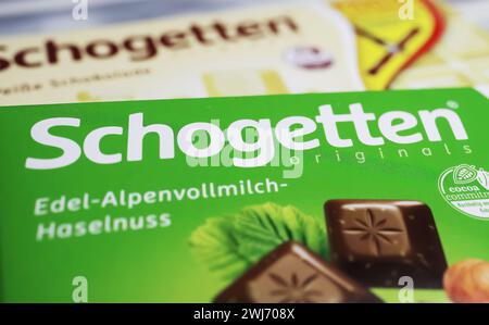 Viersen, Allemagne - 9 janvier. 2024 : gros plan de la boîte german Schogetten morceaux de chocolat aux noix Banque D'Images