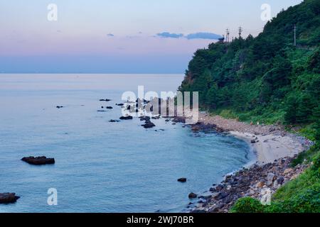 Ville de Gangneung, Corée du Sud - 29 juillet 2019 : la colline rocheuse le long de la mer de Gangneung, capturée après le coucher du soleil avec la lumière toujours persistante Banque D'Images