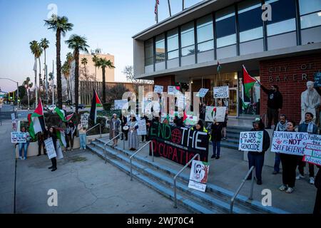 Bakersfield, États-Unis. 12 février 2024. Des membres de la communauté de Bakersfield, en Californie, ont rejoint le groupe United Liberation Front basé dans la vallée centrale le 12 février 2024, pour une manifestation d'urgence destinée à sensibiliser les FDI au bombardement ciblé de Rafah pendant le Super Bowl LVIII. Rafah est devenu le dernier refuge pour le peuple palestinien assiégé à Gaza. (Photo de Jacob Lee Green/Sipa USA) crédit : Sipa USA/Alamy Live News Banque D'Images