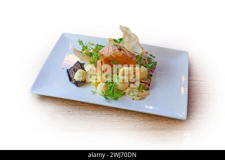 Assiette blanche avec croquets de saumon isolés sur blanc Banque D'Images