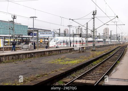 Einfahrender ICE, Hauptbahnhof Stuttgart oben. Auf dem Stationsschild wird schon mal darauf hingewiesen, dass es mit Stuttgart 21 auch ein unten gibt. Der neue Tiefbahnhof soll Ende 2025 in Betrieb gehen. // 11.02 2024 : Stuttgart, Baden-Württemberg, Deutschland, Europa *** train ICE arrivée, gare centrale de Stuttgart au-dessus du panneau indiquant que Stuttgart 21 aura également une station en dessous de la nouvelle station de métro est prévue pour la fin du 2025 11 02 2024 Stuttgart, Baden Württemberg, Allemagne, Europe Banque D'Images