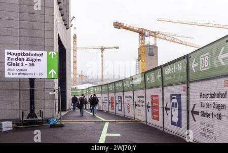 Baustelle Stuttgart 21, ein neuer Hauptbahnhof für Stuttgart. während der Bauarbeiten müssen Bahnreisende weite Umwege in Kauf nehmen. // 11.02 2024 : Stuttgart, Baden-Württemberg, Deutschland, Europa *** Stuttgart 21 chantier, une nouvelle gare centrale pour Stuttgart pendant les travaux de construction, les voyageurs ferroviaires doivent supporter de longs détours 11 02 2024 Stuttgart, Baden Württemberg, Allemagne, Europe Banque D'Images