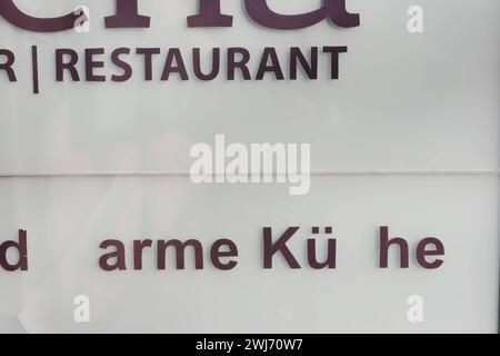 Hoppla , arme Kühe an einem Restaurantschild in Bad Reichenhall fehlen nun Buchstaben. AUS der warmen Küche sind arme Kühe geworden. Bad Reichenhall Bayern Deutschland *** Oops, pauvres vaches les lettres sont maintenant absentes d'une enseigne de restaurant à Bad Reichenhall la cuisine chaleureuse est devenue pauvre vaches Bad Reichenhall Bavière Allemagne Copyright : xRolfxPossx Banque D'Images