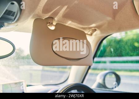 Pare-soleil gris ouvert à l'intérieur de la voiture Banque D'Images