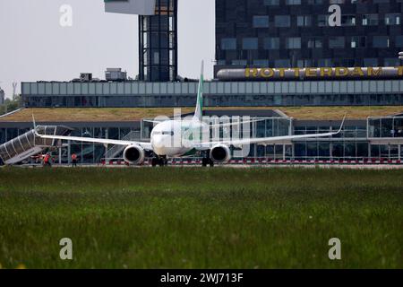 Boeing 737-800 sur l'aire de trafic de l'aéroport de Rotterdam la Haye exploité par Transavia aux pays-Bas Banque D'Images