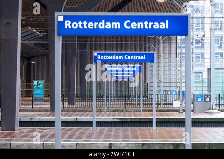 Plaques signalétiques bleues sur la plate-forme de la gare centrale de Rotterdam aux pays-Bas Banque D'Images