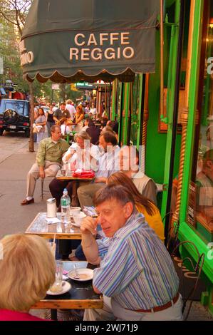 Un groupe de personnes dégustent un espresso et un cappuccino dans un café en plein air de Greenwich Village, New York, un jour d'été Banque D'Images