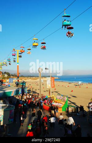 Les gens aiment faire un tour en ciel sur la promenade et la plage de Santa Cruz Californie, donnant une vue sur l'océan Banque D'Images