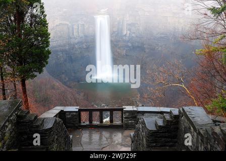 Une chute d'eau tombe en cascade dans une gorge par un jour pluvieux d'automne dans le parc d'État de Taughannock Falls dans la région de Finger Lakes à New York Banque D'Images