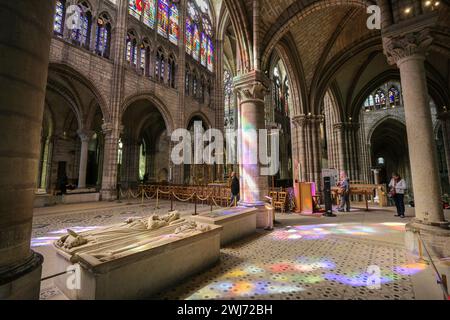 Saint-Denis, France. 13 février 2024 : aujourd'hui, la nouvelle flèche de notre-Dame de Paris est visible dans le ciel de la capitale française et sera entièrement dévoilée à temps pour les Jeux Olympiques où 15,3 millions de visiteurs sont attendus mais la cathédrale ne rouvrira pas avant le 8 décembre 2024. Les touristes intéressés par l'art religieux découvriront que la Basilique Cathédrale de Saint-Denis, également chef-d'œuvre de l'architecture gothique, n'a rien à envier à son cousin N-D. Cette nécropole royale contient 32 reines, 60 princes/princesses et 43 rois de France somptueux couchés et tombes. Crédit : Kevin Izorce/Alamy Live News Banque D'Images