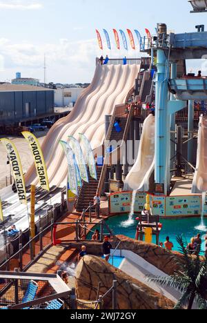 Une vue aérienne prend dans le grand toboggan et les promenades du parc d'attractions sur la promenade Wildwood Boardwalk un jour d'été Banque D'Images