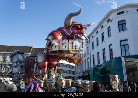 AALST, BELGIQUE, 12 FÉVRIER 2024 : figurine de taureau géant sur un char au carnaval d'Aalst (de eIRG). Aalst mardi gras est la plus grande célébration de carnaval dans Banque D'Images