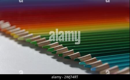 Les crayons de couleur se trouvent sur une rangée de la table, flous Banque D'Images