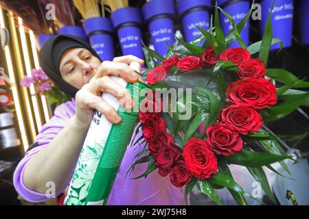 Beyrouth, Liban. 13 février 2024. Un membre du personnel se prépare pour la Saint-Valentin dans un fleuriste à Beyrouth, Liban, le 13 février 2024. Crédit : Bilal Jawich/Xinhua/Alamy Live News Banque D'Images