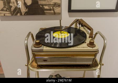 San Miguel de Tucuman, Argentine - 18 janvier 2024 : disque vinyle sur un vieux tourne-disque au musée Mercedes Sosa. Banque D'Images