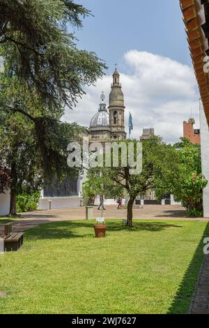 L'église de Santo Domingo vue de la maison historique de Tucuman. Banque D'Images