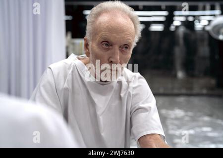 Saw X est un film d'horreur américain réalisé et monté par Kevin Greutert et écrit par Peter Goldfinger et Josh Stolberg, sorti en 2023. Cette photographie est réservée à un usage éditorial et est protégée par les droits d'auteur de la société cinématographique et/ou du photographe désigné par la société cinématographique ou de production et ne peut être reproduite que par des publications dans le cadre de la promotion du film ci-dessus. Un crédit obligatoire à la société cinématographique est requis. Le photographe doit également être crédité lorsqu'il est connu. Banque D'Images
