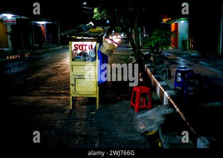 La nourriture de rue Hawker a appelé Soto la nuit dans la ville de Kediri, Java oriental, Indonésie Banque D'Images