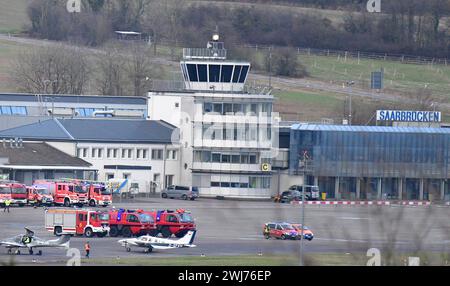 Eine Cessna mit der Kennung d-GFKH muss am Rosenmontag 12.2.2024 fauf dem Flughafen Saarbrücken notlanden, nachdem ein Triebwerk BEI der Meschine ausgefallen War. *** Un Cessna immatriculé d GFKH a dû effectuer un atterrissage d'urgence à l'aéroport de Saarbrücken le lundi 12 2 2024 Rose après une panne moteur sur le bub de l'avion Banque D'Images