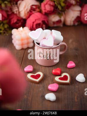 gâteau soufflé en forme de coeur avec tasse de café sur une table en bois Banque D'Images