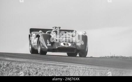 Roger Penske Sunoco Special McLaren M6A pilotée par Mark Donohue au Mid-Ohio USRRC Round 9 1968 , a commencé 2e, a terminé 1re Banque D'Images