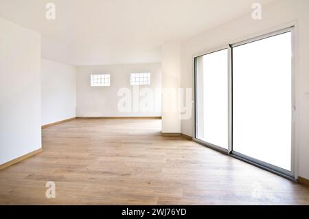Intérieur d'une nouvelle maison moderne vide ou appartement, maison avec de grandes baies vitrées coulissantes, vue isolée sur fond blanc Banque D'Images