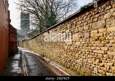 East Bight, une rue arrière datant de 1150 qui longe les anciennes défenses à l'est et au nord de Roman Lincoln. La rue commence à Newport Arch, Bailgate et se termine à Lincoln Cathedral. Elle formait également la limite des paroisses de Sainte-Marguerite au nord et à l'est, et de Saint-Paul et Sainte-Marie-Madeleine au sud. Dans le Lincoln Lincolnshire. East Bight a tenu de nombreux noms au fil des ans, y compris Bight Lane, Beight End, Thomas a Becketts Lane, Tom a Beight Lane, bit Lane, Turn-a-Back Lane, Tomabeck Lane. « Angle » signifie « pli » ou atterrir dans le pli ». Banque D'Images