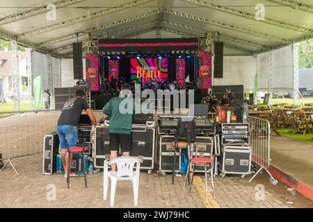 Sao Francisco de Paula, Brésil - 21 janvier 2024 : la scène du Festival Sao Chico Beatle - festival de musique anual au Lago Sao Bernardo Banque D'Images