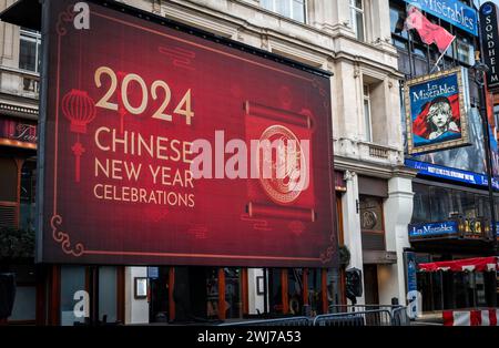 Londres. UK- 02.11.2024. Un panneau d'affichage pour la célébration du nouvel an chinois sur Shaftesbury Avenue avec le théâtre West End en arrière-plan. Banque D'Images