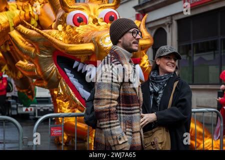 Londres. UK- 02.11.2024. Visiteurs et touristes à la célébration du nouvel an chinois posant devant un or gonflable pour les photos. Banque D'Images