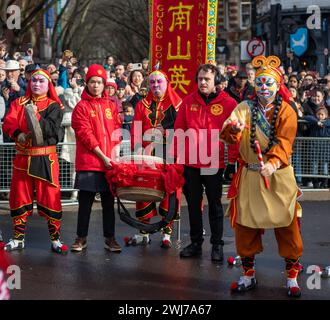 Londres. UK- 02.11.2024. Un terrain de danse exécutant une danse folklorique chinoise dans le défilé de célébration du nouvel an chinois à China Town. Banque D'Images