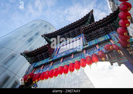 Londres. UK- 02.11.2024. Une vue aérienne de la porte d'entrée de style dynastie Ching ornée et colorée dans China Town avec le centre suisse moderne en t Banque D'Images