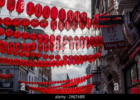 Londres. UK- 02.11.2024. Lanternes suspendues décorations pour la célébration du nouvel an chinois à China Town. Banque D'Images